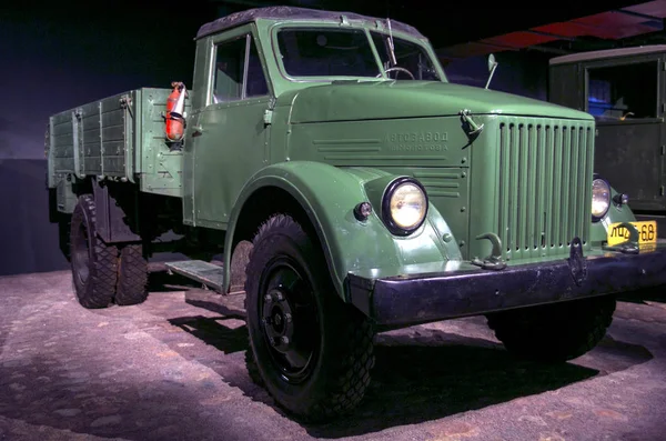 Riga, Letland - 16 oktober: Retro auto van het jaar 1951 Gaz 51 Motor Museum, 16 oktober 2016 in Riga, Letland — Stockfoto