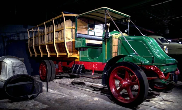 RIGA, LETTONIA - 16 OTTOBRE: Retro car of the year 1919 RENAULT FU Motor Museum, 16 ottobre 2016 a Riga, Lettonia — Foto Stock