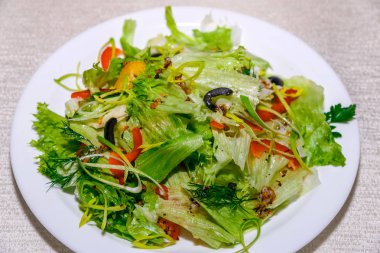 Taze sebze salatası beyaz arkaplanda izole edilmiş.