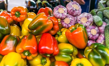 Olgun güzel sebze, soğan, biber, salatalık üstünde belgili tanımlık sayaç içinde belgili tanımlık çarşı
