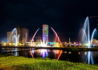 Batum, Gürcistan-Temmuz 7 2015 dans çeşmeleri Ardagani gölü etrafında bizimkiler yaşar. Geri 2009 yılında yüklü ışık ve müzik çeşmeler