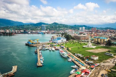Batum, Georgia-Temmuz 6 2015 Batum liman tekne ve yolcu terminal ile. Gürcistan