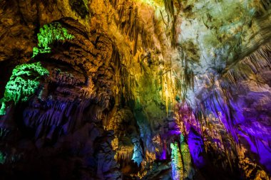 Kutaisi, Gürcistan 11 Temmuz 2015 yakınındaki Sataplia mağara. Georgia'nın doğal güzellikleri ile sarkıt dikitler pek çok nefes kesen örnek biridir.