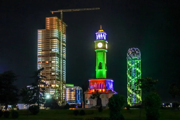 Batumi, Georgia-július 2 2015 szökőkút-Batumi Chacha torony, zöld Park, surounded a május 25-én Batumi. — Stock Fotó