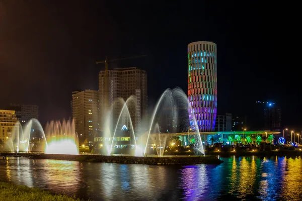 Batumi, Georgië-juli 7 2015 dansen Sierfonteinen op Ardagani Lake. Licht en muzikale fonteinen geïnstalleerd terug in 2009 — Stockfoto