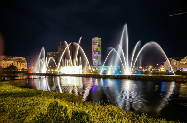 Batumi, Gruzja-7 lipca 2015 taniec fontanny na jezioro Ardagani. Światło i muzyczne fontann zainstalowany w 2009 roku — Zdjęcie stockowe