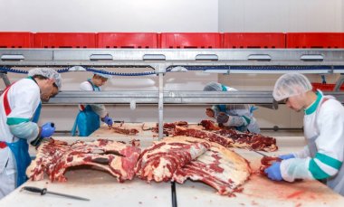 kesim et Mezbahada çalışan bir et fabrikasında işçiler.