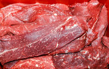 kesim et Mezbahada çalışan bir et fabrikasında işçiler.