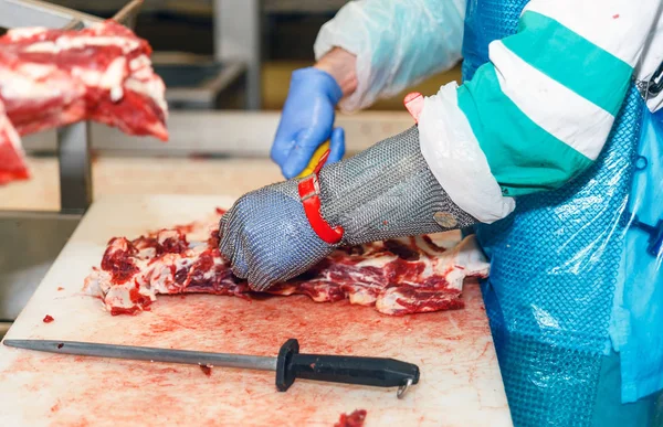 在肉厂切割肉类屠宰工人. 免版税图库照片