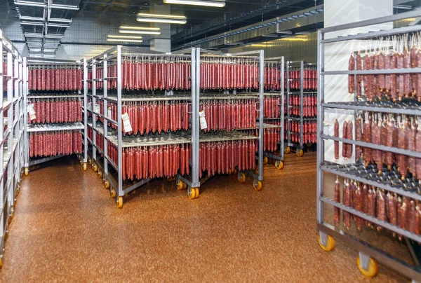 用于存储肉类和香肠制品冷藏的仓库 免版税图库照片