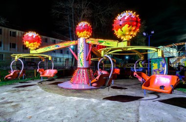 Gece cityscape ve bir eğlence parkı aydınlatma