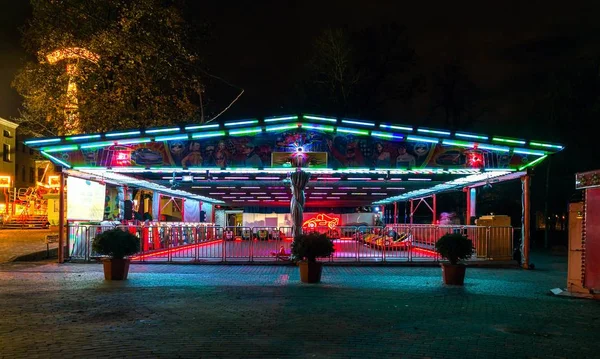 Paysage urbain nocturne et illumination dans un parc d'attractions — Photo