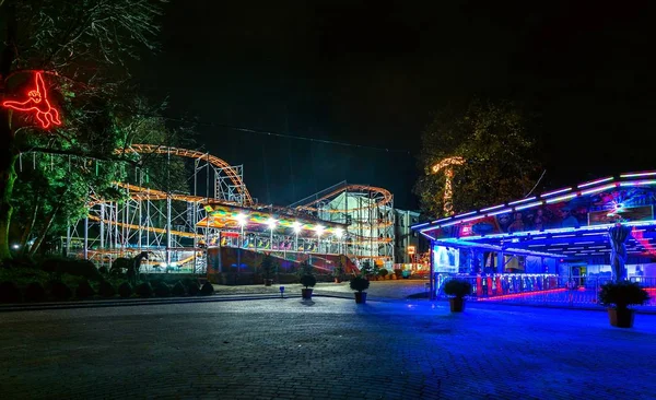 Gece cityscape ve bir eğlence parkı aydınlatma — Stok fotoğraf