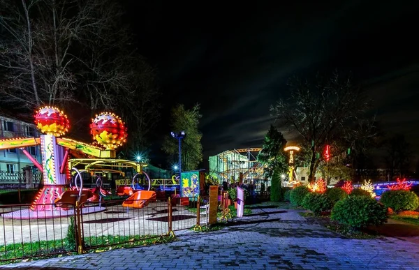 Paysage urbain nocturne et illumination dans un parc d'attractions — Photo