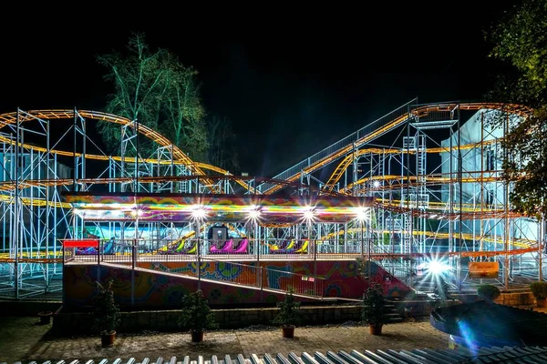 Paisaje nocturno e iluminación en un parque de atracciones — Foto de Stock