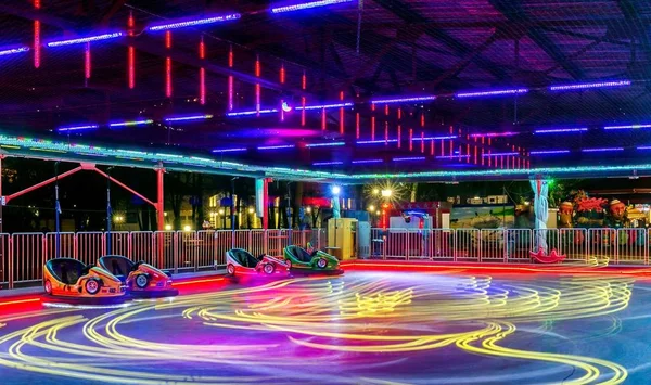 Paysage urbain nocturne et illumination dans un parc d'attractions — Photo