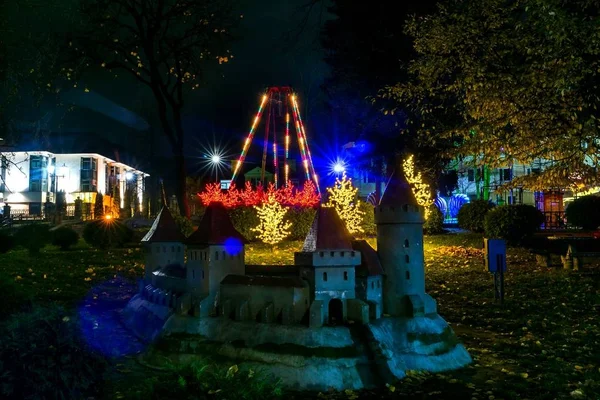 Paysage urbain nocturne et illumination dans un parc d'attractions — Photo