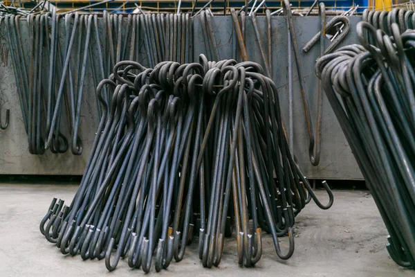 Alüminyum metal bağlantı parçaları ve rulo armatür çelik. Ağır sanayi üretim. Metal haddeleme tesisi