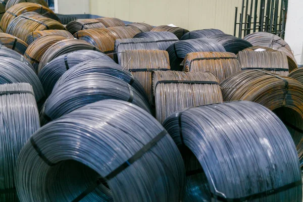 Alüminyum metal bağlantı parçaları ve rulo armatür çelik. Ağır sanayi üretim. Metal haddeleme tesisi