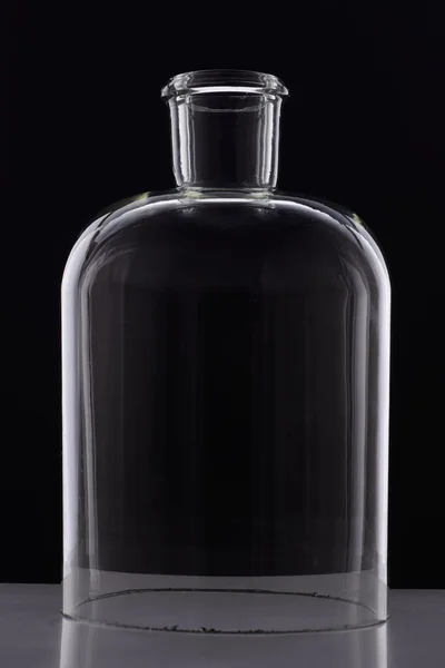 Botella de laboratorio sin fondo sobre fondo negro —  Fotos de Stock