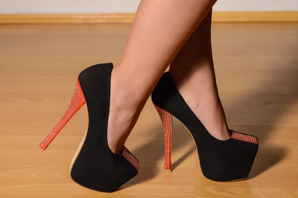 Pernas femininas bonitas em sapatos elegantes com saltos altos — Fotografia de Stock