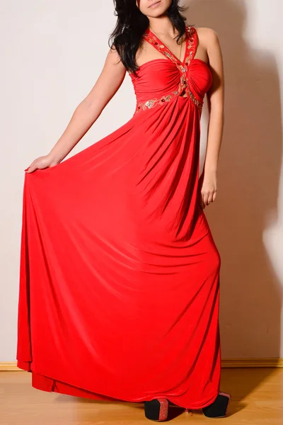 Hermosa morena en un vestido rojo con joyas — Foto de Stock