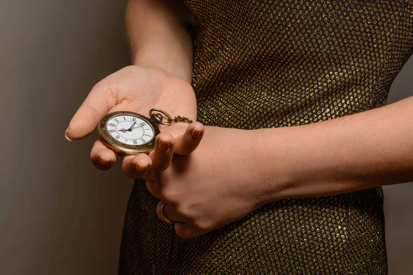Chica delgada sosteniendo un reloj de bolsillo vintage —  Fotos de Stock