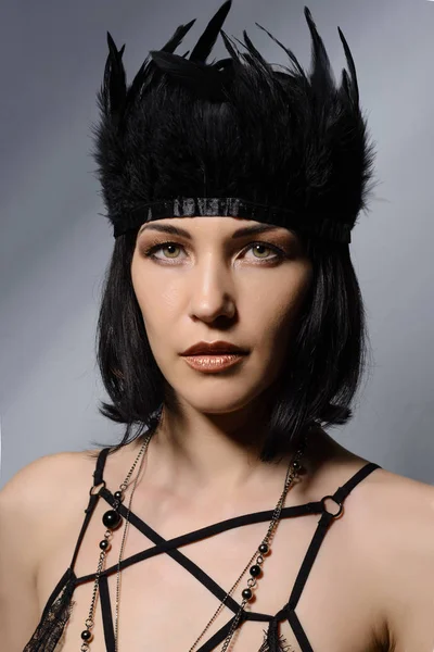 Luxury young woman with black feathers in her hair. — Stock Photo, Image