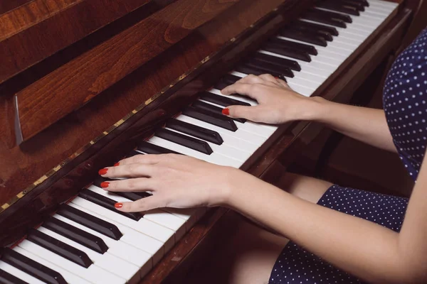 Güzel eller eski bir piyano tuşlarını