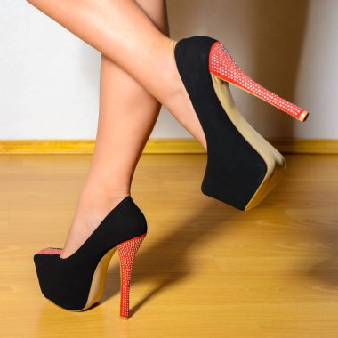 Siyah yüksek topuklu ayakkabı ile rhinestones güzel kadın bacaklar