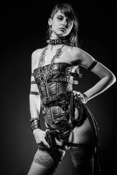 Silah tutan deri korse tehlikeli genç kız. Günah Şehri