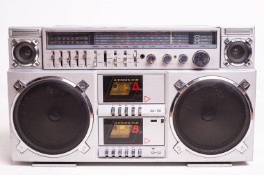 Beyaz arka plan üzerinde izole klasik müzik setini kaset kaset çalar önden görünümü