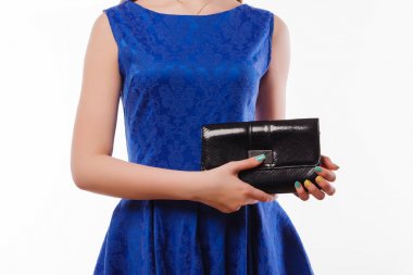 Siyah çanta debriyaj ile mavi elbiseli çekici bayan. Moda kavramı.