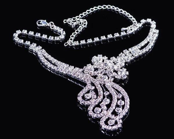 다이아몬드 목걸이 검정색 배경 촬영 — 스톡 사진