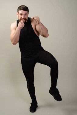 Ciddi ciddi sakallı savaşçı mücadele savunma tribünde bacağına kaldırdı ayakta