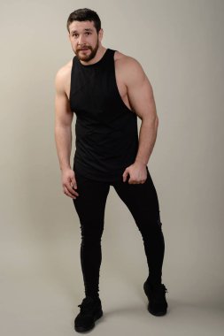 Yakışıklı atletik genç adam gri arka plan üzerinde izole