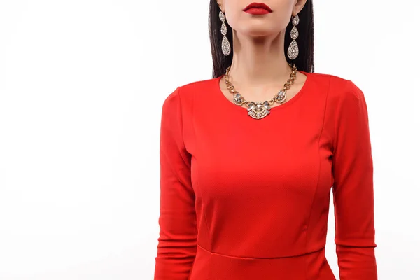 Hermosa mujer en vestido de noche rojo con collar y pendientes . — Foto de Stock