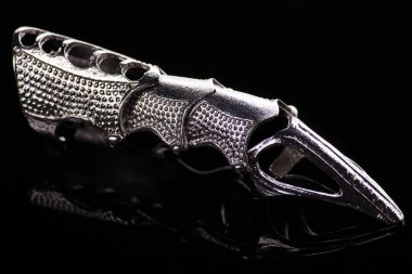 Moda tam parmak pençe üzerine siyah izole Yüzükler