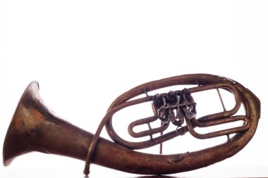 izole eski paslı alto saxhorn beyaz arka plan üzerinde