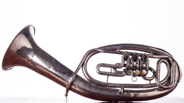 Alto saxhorn yakın çekim üzerinde beyaz izole