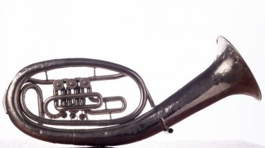 Arka Alto saxhorn yakın çekim üzerinde beyaz izole