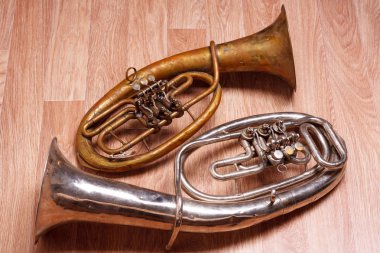 iki eski paslı alto saxhorn ahşap arka plan üzerinde