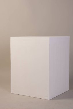İzole gri arka plan üzerinde beyaz fotoğraf küp