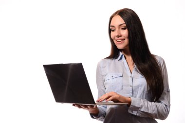Mutlu çekici genç kadın kot gömlek ayakta ve görünüyor ekran laptop