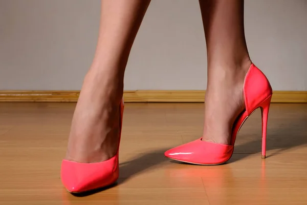 Woman shapely legs wearing in fashionable pink lacquered high heel shoes — Stock Photo, Image