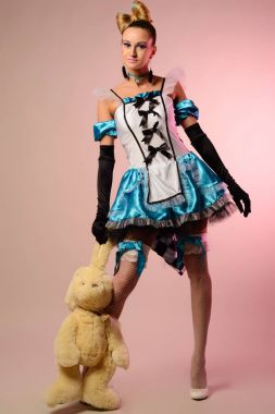 Alice Harikalar Diyarında, elinde bir tavşan ile genç bir kadın kılığında