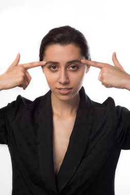 Bir genç iş kadını portresi. parmak kaşları yükseltir