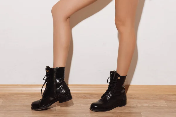 Slanke vrouwelijke voeten in militaire laarzen — Stockfoto