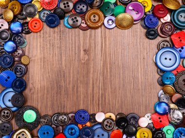 çok eski moda düğmelerini ahşap arka plan üzerinde renkli