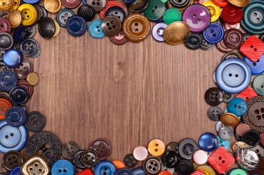 Eski moda çeşitli düğmeleri ile ahşap arka plan